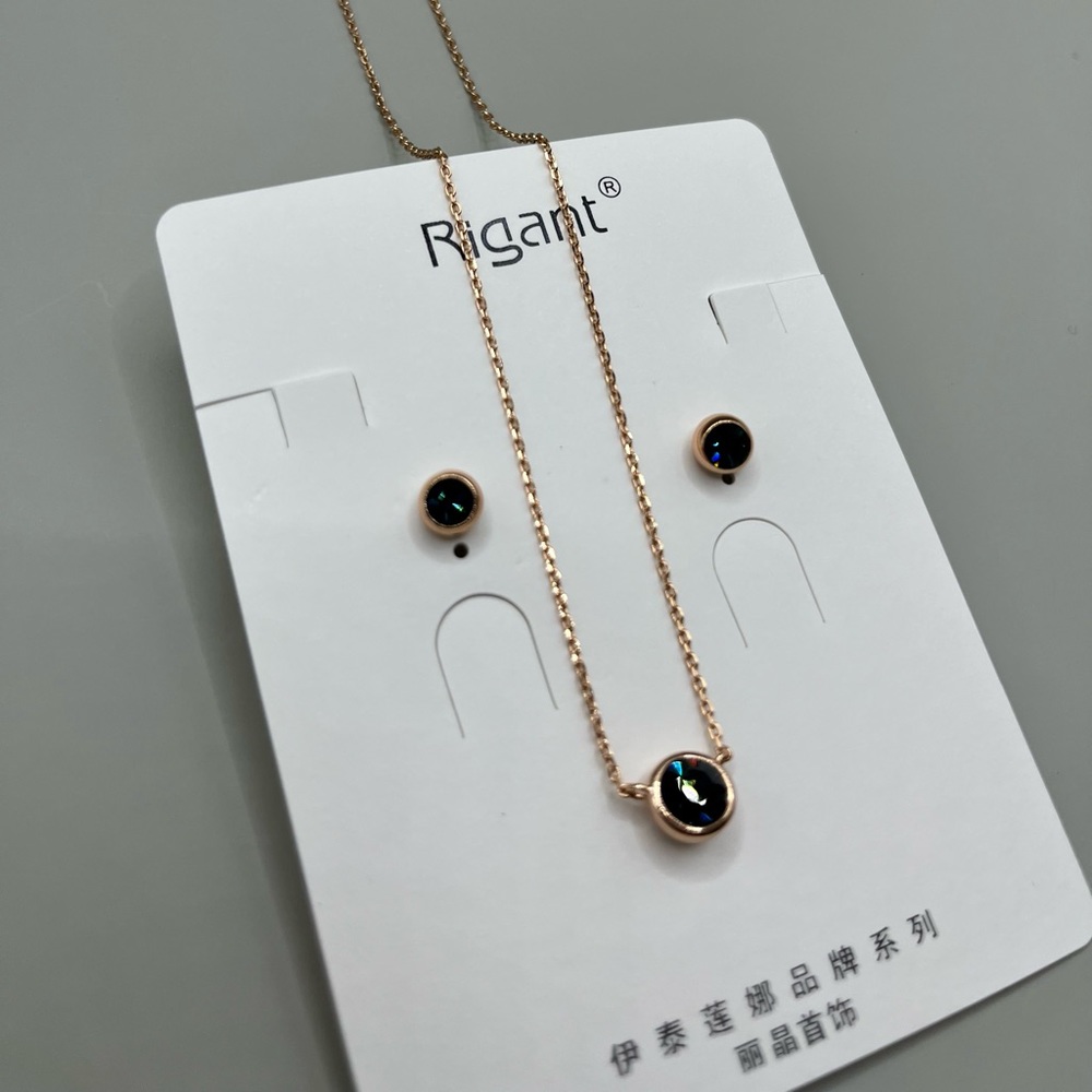 Set of necklace and earrings in gold with bright dark blue.